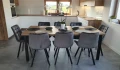 Duży stół Classic Loft z drewnianym blatem i czarnymi nogami w jadalni