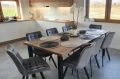 Drewniany stół Classic Loft na czarnych metalowych nogach w nowoczesnej jadalni