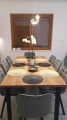Duży drewniany stół Classic Loft z czarnymi metalowymi nogami w jadalni