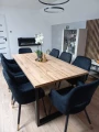 stol-loft-u-z-czarnymi-stalowymi-nogami.webp