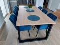 stsabilny-stol-loft-z-czarnymi-stalowymi-nogami.webp