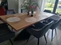 Stół loftowy na metalowej podstawie w nowoczesnej jadalni – AP MEBLE HOME