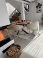 Stół Krzyżak na metalowej podstawie w eleganckim salonie – AP MEBLE HOME