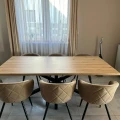 Stół Krzyżak z jasnym blatem i czarną metalową podstawą – AP MEBLE HOME