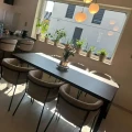 Stół Classic Loft z blatem Atelier Ciemny w nowoczesnej jadalni – AP MEBLE HOME