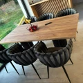 Stół Columna Loft Premium z czarnymi kolumnami w nowoczesnej jadalni – AP MEBLE HOME