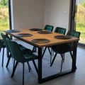 Stół Loft U XXL z drewnianym blatem i czarną metalową podstawą w nowoczesnej jadalni – AP MEBLE HOME