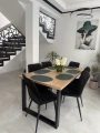 Stół Loft U XXL z drewnianym blatem i czarną metalową podstawą w nowoczesnej jadalni – AP MEBLE HOME