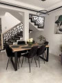 Stół Loft U XXL z drewnianym blatem i czarną podstawą w nowoczesnej jadalni – AP MEBLE HOME