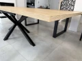 Stół Krzyżak loftowy z drewnianym blatem i czarną metalową podstawą – AP MEBLE HOME