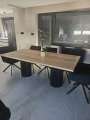 Stół Columna Loft Premium z czarnymi ryflowanymi nogami i drewnianym blatem