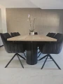 Stół Columna Loft Premium z czarnymi ryflowanymi nogami – widok od frontu
