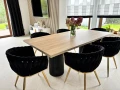 Stół Columna Loft Premium z czarnymi ryflowanymi nogami i blatem w dekorze drewna – aranżacja nowoczesnej jadalni AP MEBLE HOME.