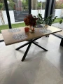 Stół Krzyżak X z blatem w kolorze naturalnego drewna i czarną stalową podstawą w kształcie X – nowoczesny stół do jadalni w aranżacji klienta.