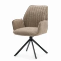 Krzesło obrotowe MIKA 360° beżowe szenilowe – widok pod kątem z prawej strony, profilowane oparcie z pionowymi przeszyciami, miękkie siedzisko, tapicerowane podłokietniki i czarna metalowa podstawa.