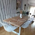 stol-loft-z-bialymi-krzeslami-i-nogami.webp