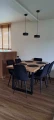 stol-loft-z-czarnymi-krzeslami-chic.webp