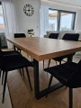stol-loft-z-czarnymi-stalowymi-nogami-z-boku.webp