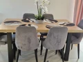 stol-loft-z-krzeslami-welurowymi-szarymi.webp