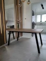 stol-loft-na-stalowych-pochylych-nogach.webp