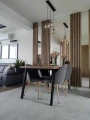 stol-loft-w-salonie-z-nogami-stalowymi.webp