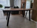 stol-loft-z-plyty-laminowej-i-stalowymi nogami.webp