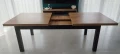 stol-rozkladany-z-czarnymi-nogami.webp