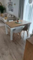 stol-z-bialymi-nogami-w-salonie.webp