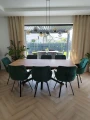 stol-loft-w-salonie-z-kubelkowymi-krzeslami.webp