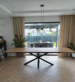 stol-loft-z-czarnymi-stalowymi-nogami-plus-dokladki.webp