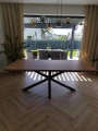 stol-loft-z-czarnymi-stalowymi-nogami.webp