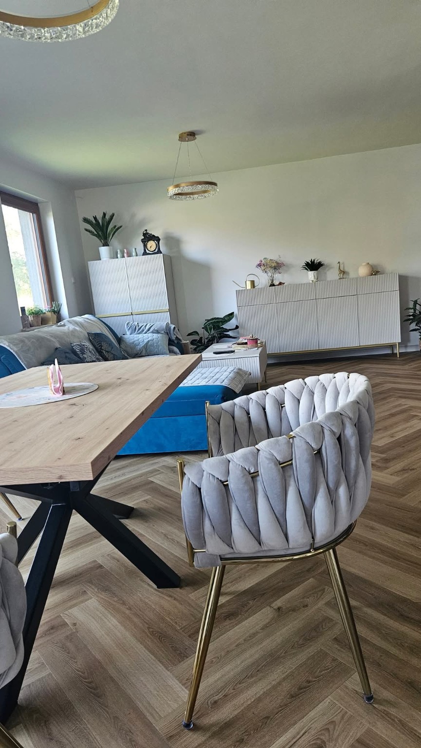 Stół w kolorze Dąb Artisan z czarną metalową podstawą – AP MEBLE HOME