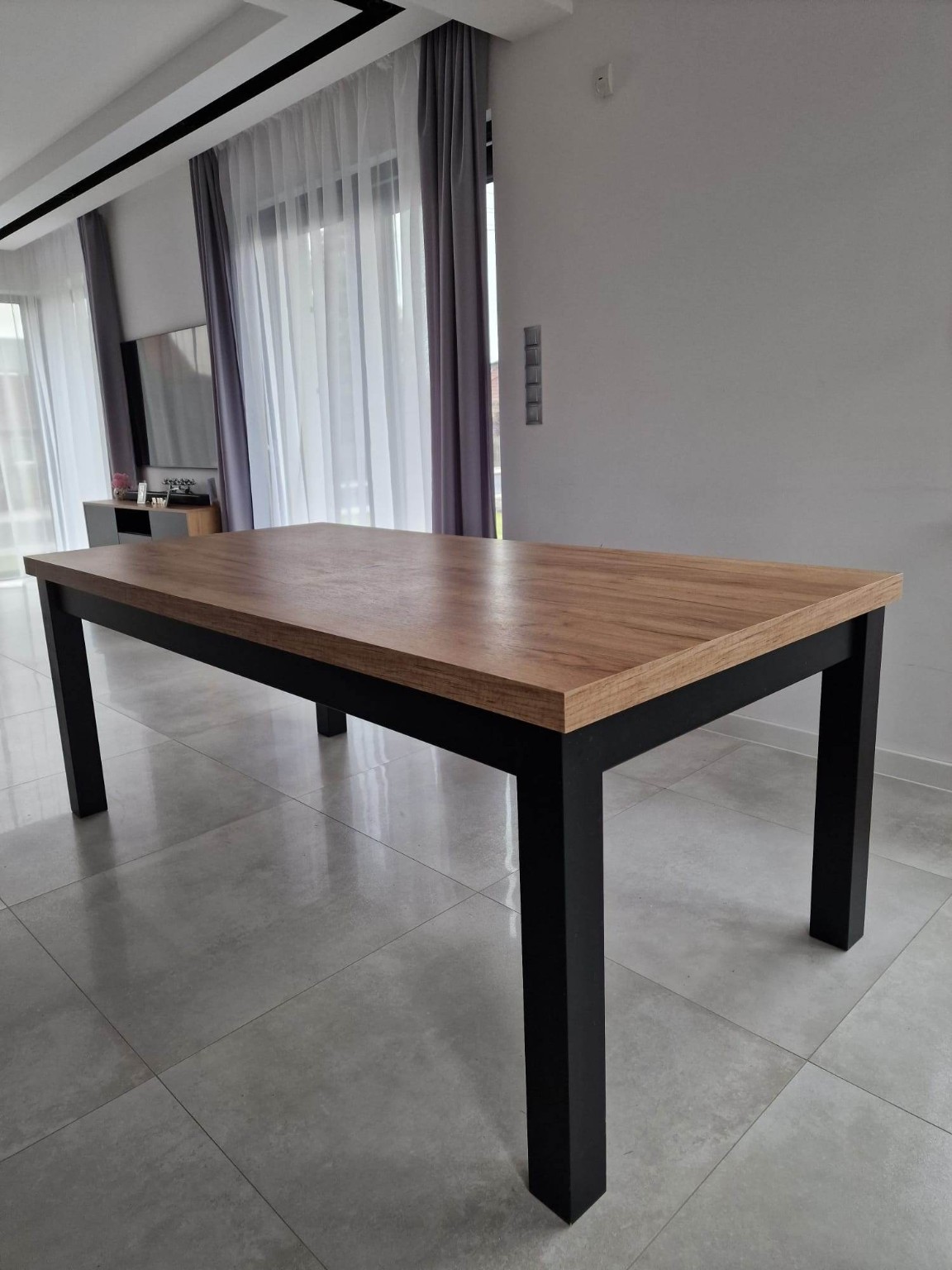 Stół w kolorze Dąb Wotan z czarnymi nogami w nowoczesnym wnętrzu – AP MEBLE HOME